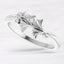 Anillo floral con detalles de diamantes redondos en plata de ley 925