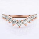 Anillo en forma de chevrón con diamantes cultivados en laboratorio redondos de 0,75 quilates en oro rosa de 14 quilates