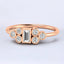 Anillo de diamantes cultivados en laboratorio redondos y de talla baguette de 0,53 quilates en oro rosa de 14 quilates