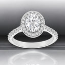 Anillo de compromiso con halo de diamantes cultivados en laboratorio ovalados de 2,22 quilates en oro blanco de 14 quilates