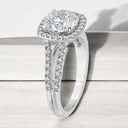 Anillo de compromiso con halo de diamantes cultivados en laboratorio redondos de 2,53 quilates en oro blanco de 14 quilates