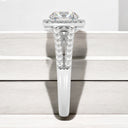 Anillo de compromiso con halo de diamantes cultivados en laboratorio redondos de 2,53 quilates en oro blanco de 14 quilates