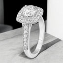 Anillo de compromiso con halo de doble cojín de diamantes cultivados en laboratorio redondos de 2,22 quilates en oro blanco de 14 quilates