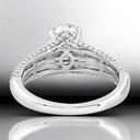 Anillo de compromiso de tres hileras de diamantes cultivados en laboratorio ovalados de 2,80 quilates en oro blanco de 14 quilates