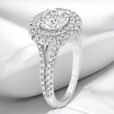 Anillo de compromiso con halo doble de diamantes cultivados en laboratorio redondos de 2,52 quilates en oro blanco de 14 quilates