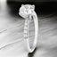 Anillo de compromiso con diamantes cultivados en laboratorio redondos de 1,71 quilates en oro blanco de 14 quilates