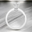 Anillo de compromiso con diamantes cultivados en laboratorio redondos de 1,71 quilates en oro blanco de 14 quilates