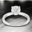 Anillo de compromiso con diamantes cultivados en laboratorio redondos de 1,71 quilates en oro blanco de 14 quilates