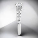 Anillo de compromiso con punta compartida de diamantes cultivados en laboratorio redondos de 2,88 quilates en oro blanco de 14 quilates