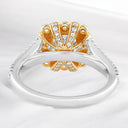 Anillo de compromiso con vástago dividido de diamantes cultivados en laboratorio de talla cojín de 2,22 quilates en oro de dos tonos de 14 quilates