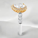 Anillo con halo de diamantes cultivados en laboratorio, redondos y en forma de pera de 4,11 quilates en oro de dos tonos de 14 quilates
