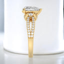 Anillo de compromiso con vástago dividido de diamantes cultivados en laboratorio en forma de pera de 2,54 quilates en oro amarillo de 14 quilates