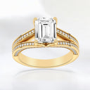 Anillo de compromiso con vástago dividido de diamantes cultivados en laboratorio de talla esmeralda de 2,98 quilates en oro amarillo de 14 quilates