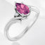 Anillo con detalles de diamantes y turmalina rosa en forma de pera en platino