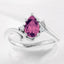 Anillo con detalles de diamantes y turmalina rosa en forma de pera en platino