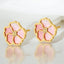 Aretes con forma de flor de nácar rosa en oro amarillo de 14 kt