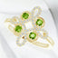 Anillo redondo con peridoto y trébol de diamantes en oro amarillo de 14 kt