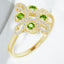 Anillo redondo con peridoto y trébol de diamantes en oro amarillo de 14 kt