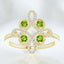 Anillo redondo con peridoto y trébol de diamantes en oro amarillo de 14 kt