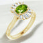 Anillo de diamantes y peridoto ovalado en oro amarillo de 14 kt