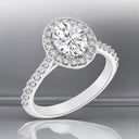 Anillo de compromiso con halo de diamantes cultivados en laboratorio ovalados de 2,22 quilates en oro blanco de 14 quilates