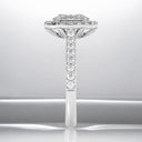 Anillo de compromiso con halo de diamantes cultivados en laboratorio ovalados de 2,22 quilates en oro blanco de 14 quilates
