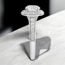 Anillo de compromiso con halo de doble cojín de diamantes cultivados en laboratorio redondos de 2,22 quilates en oro blanco de 14 quilates