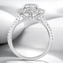 Anillo de compromiso con halo doble de diamantes cultivados en laboratorio redondos de 2,52 quilates en oro blanco de 14 quilates