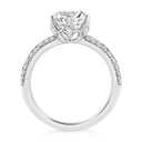 Anillo de compromiso con pavé estilo tulipán de diamantes cultivados en laboratorio redondos de 2,57 quilates en oro blanco de 14 quilates