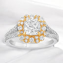 Anillo de compromiso con vástago dividido de diamantes cultivados en laboratorio de talla cojín de 2,22 quilates en oro de dos tonos de 14 quilates
