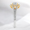 Anillo de compromiso con vástago dividido de diamantes cultivados en laboratorio de talla cojín de 2,22 quilates en oro de dos tonos de 14 quilates