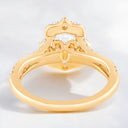 Anillo de compromiso de inspiración vintage con diamantes cultivados en laboratorio de talla esmeralda de 2,13 quilates en oro amarillo de 14 quilates