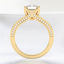 Anillo de compromiso con vástago dividido de diamantes cultivados en laboratorio de talla esmeralda de 2,98 quilates en oro amarillo de 14 quilates