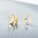 Aretes de diamantes cultivados en laboratorio ovalados con engarce de bisel en oro amarillo de 14 kt