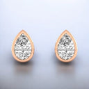 Aretes con diamantes cultivados en laboratorio en forma de pera y engarce de bisel en oro rosado de 14 kt
