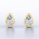 Aretes con diamantes cultivados en laboratorio en forma de pera y engarce de bisel en oro amarillo de 14 kt