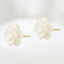 Aretes con forma de flor de nácar blanco de 10 mm en oro amarillo de 14 quilates